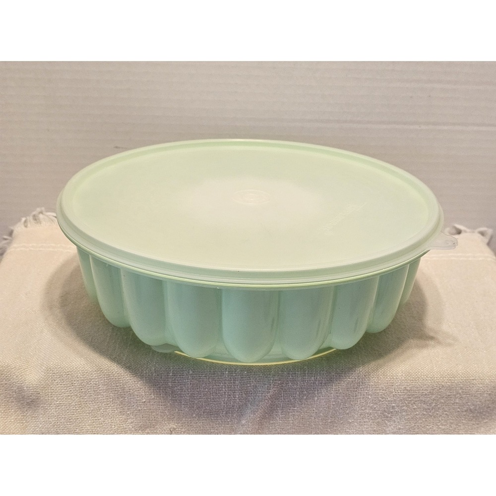 Vintage Tupperware Green Jel-N-Serve Ring Mold